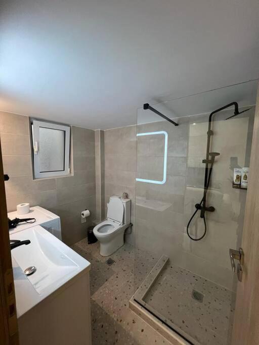 Cozy New Apartment Nearby Metro アテネ エクステリア 写真